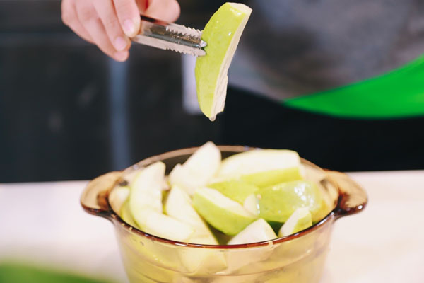 cóc, ổi rửa sạch với nước muối loãng, gọt bỏ vỏ, rồi cắt thành dạng múi cau.