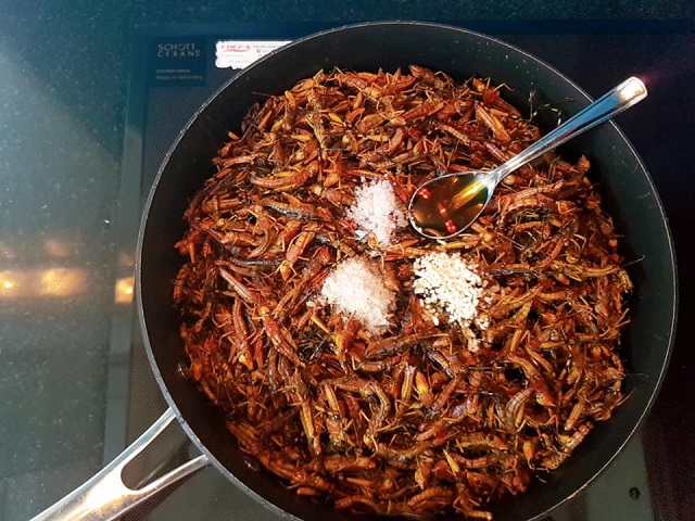 Châu chấu rang cay sốt sả ớt