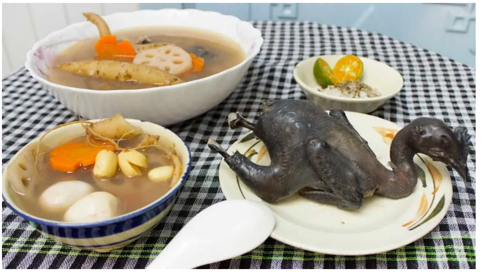 Cách nấu gà ác hầm hạt sen thơm ngon bổ dưỡng