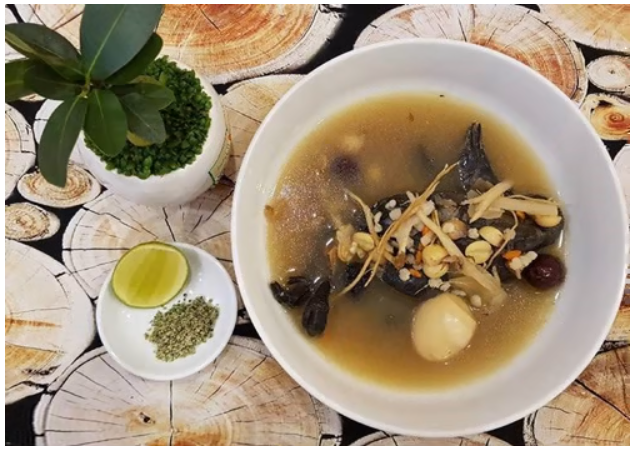 Thưởng thức món gà ác hầm hạt sen