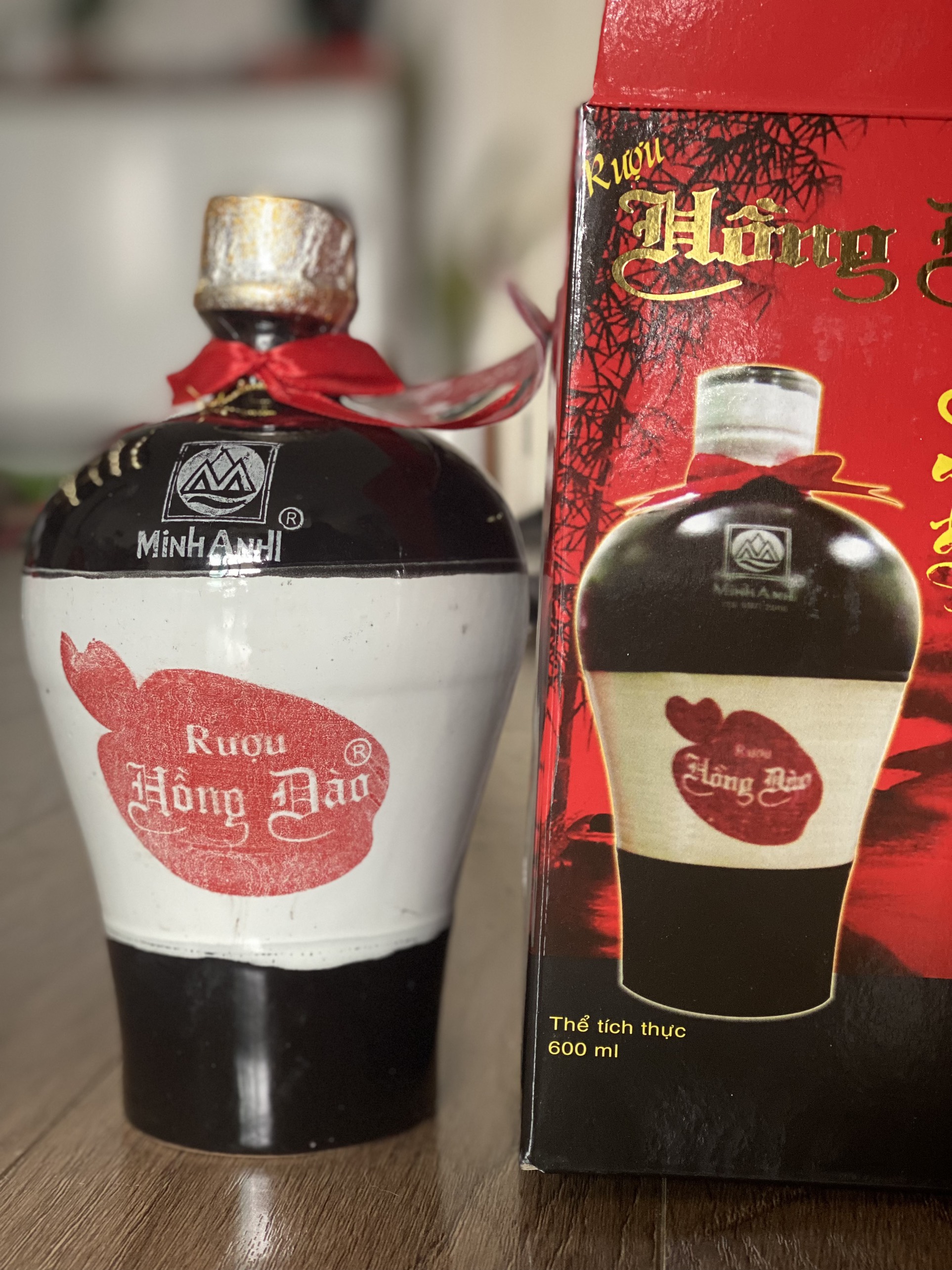 Rượu hồng đào bình 600ml 2