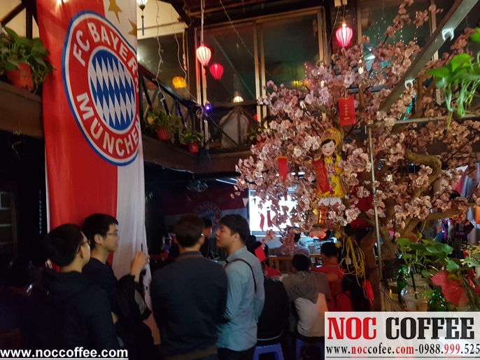 không khí lễ hội trước giờ bóng lăn ở quán cafe